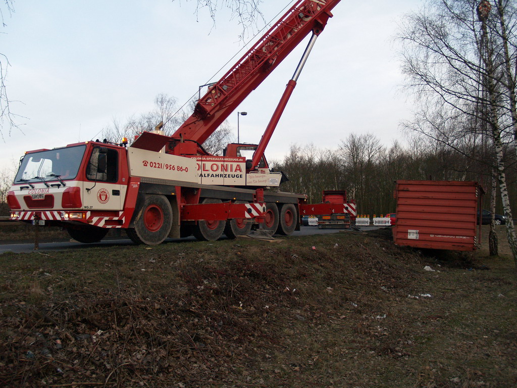 LKW verliert Container Koeln Niehler Ei P120.JPG